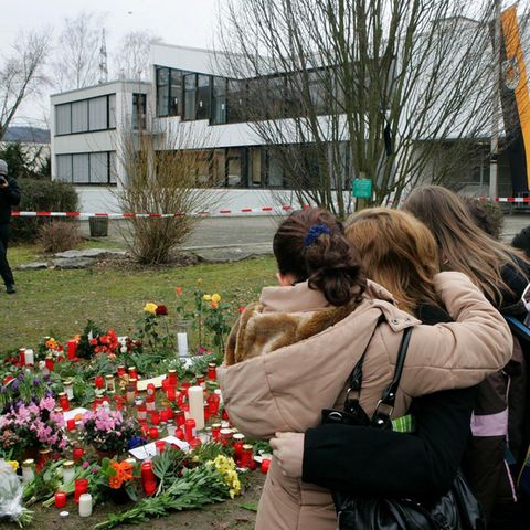 Schüler betrauen Opfer des Amoklaufs von Winnenden