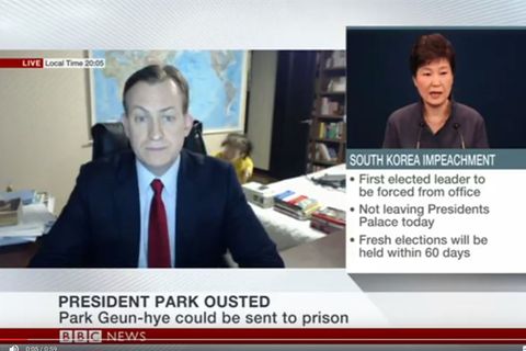 Robert E. Kelly gibt der BBC ein Interview, als überraschende Gäste hinzukommen