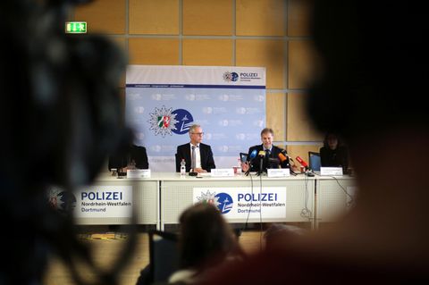 Der Polizeipräsident von Dortmund Gregor Lange und Polizeiführer Ralf Ziegler bei der Pressekonferenz in Dortmund