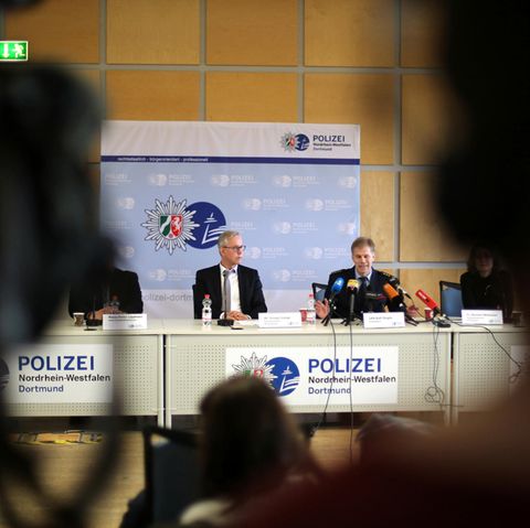 Der Polizeipräsident von Dortmund Gregor Lange und Polizeiführer Ralf Ziegler bei der Pressekonferenz in Dortmund
