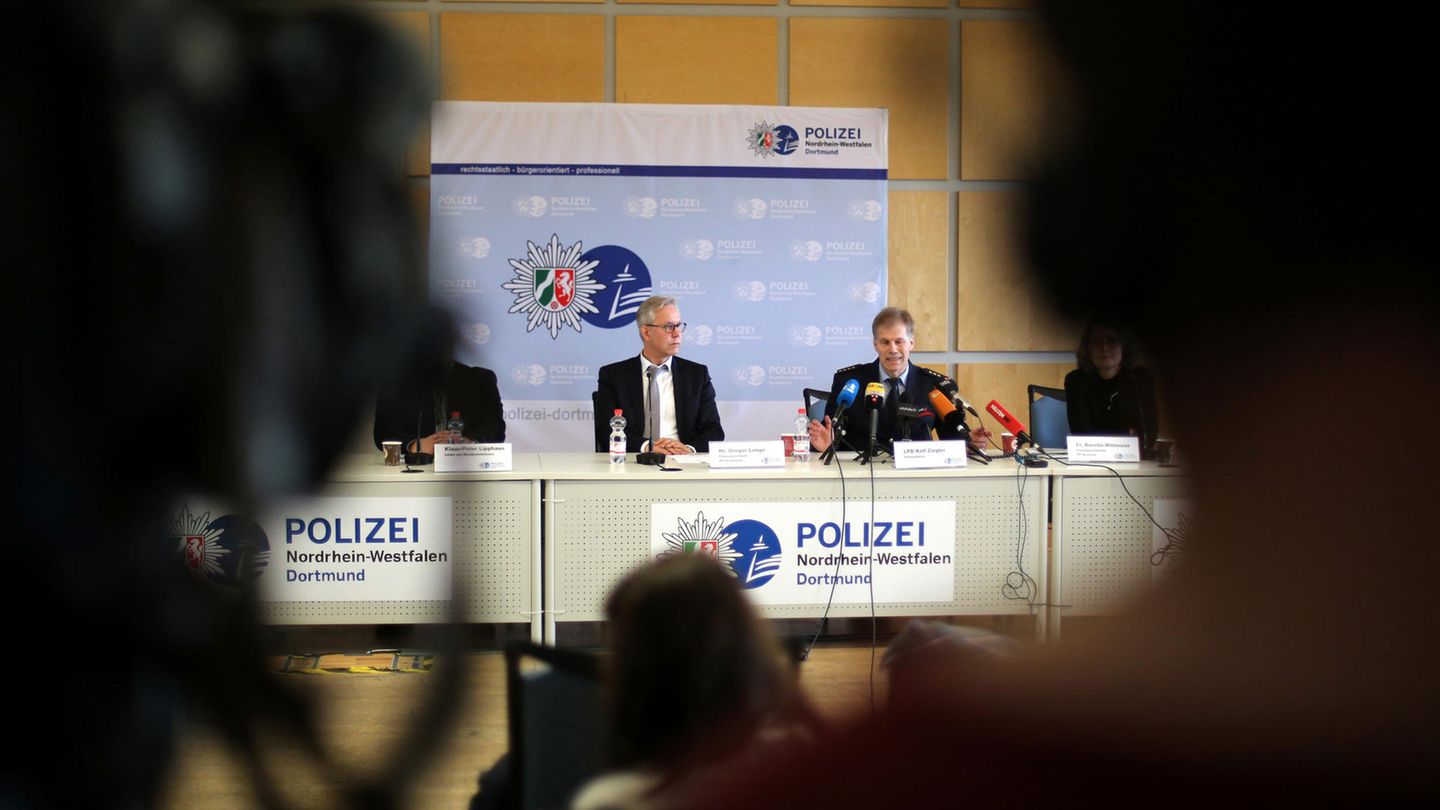 Der Polizeipräsident von Dortmund Gregor Lange und Polizeiführer Ralf Ziegler bei der Pressekonferenz in Dortmund