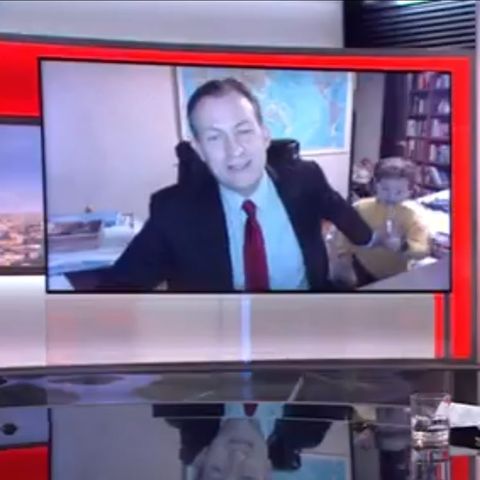 Robert E. Kelly schiebt seine Tochter zur Seite