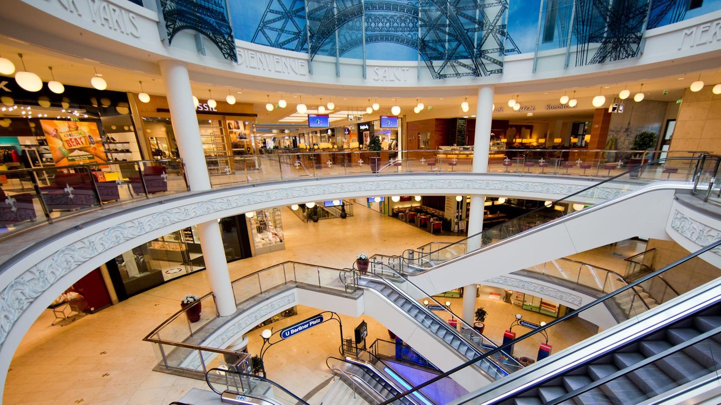 In Essen hat die Polizei aus Sicherheitsgründen das Shopping-Center am Limbecker Platz geschlossen