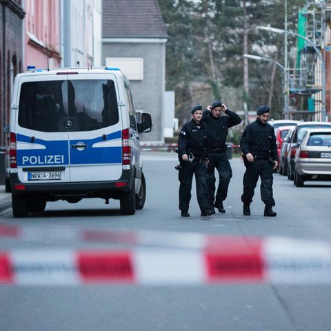 Polizeibeamte am zweiten Tatort des mutmaßlichen Mörders Marcel H. in Herne