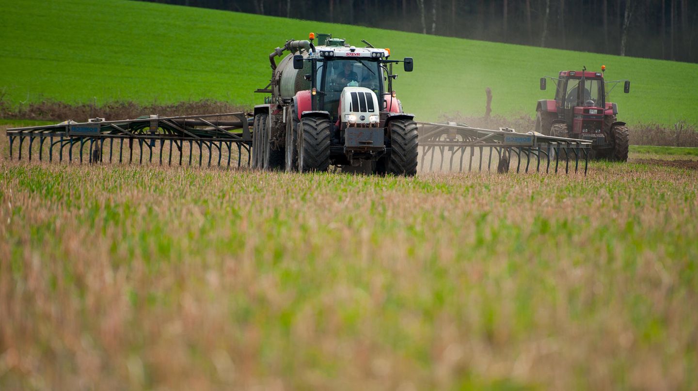 Ein Traktor beim Düngen, Symbolbild