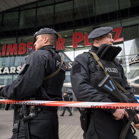 Schwer bewaffnete Polizisten sichern in Essen das wegen einer Terrorwarnung geschlossene Einkaufszentrum Limbecker Platz