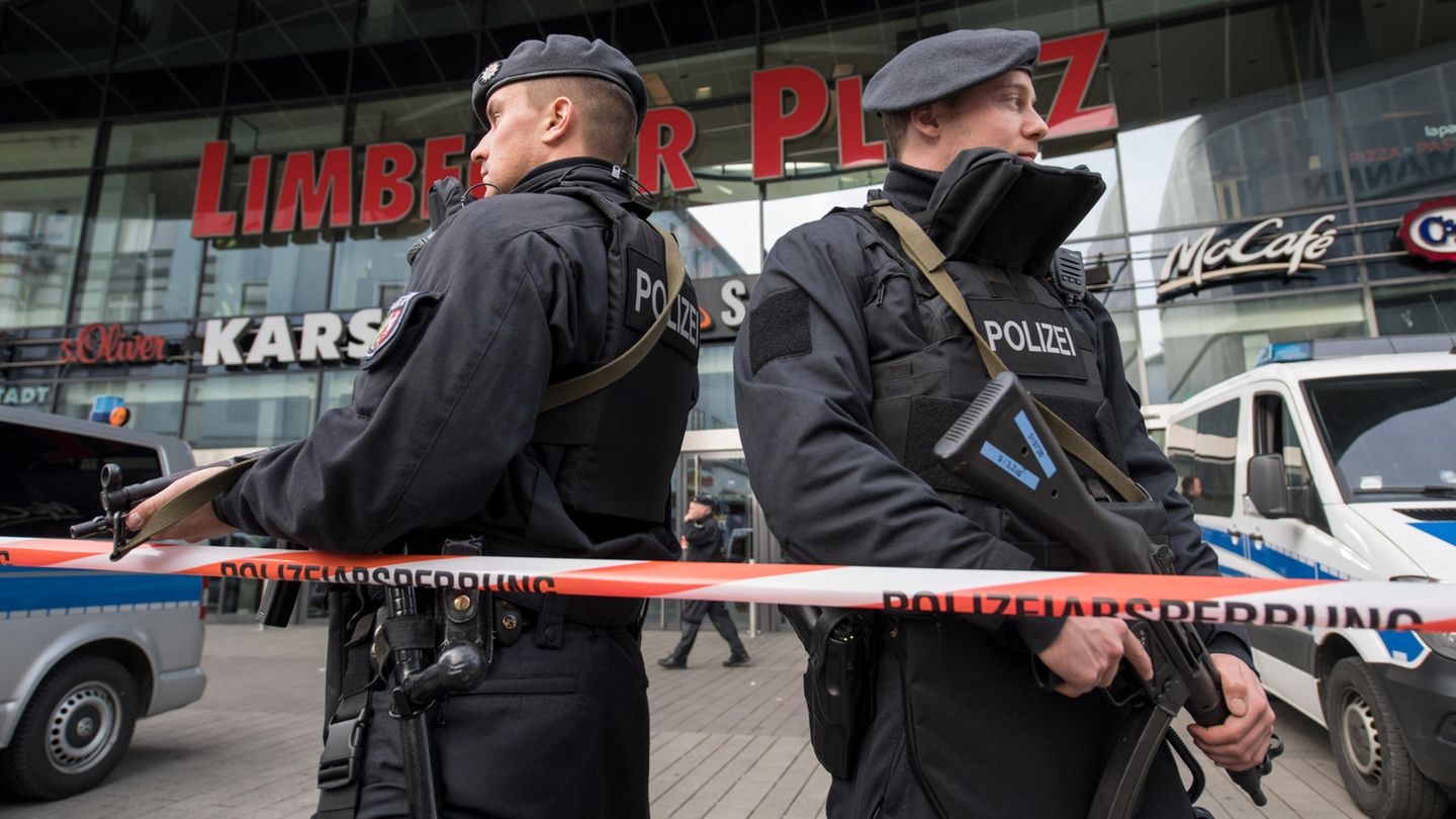 Schwer bewaffnete Polizisten sichern in Essen das wegen einer Terrorwarnung geschlossene Einkaufszentrum Limbecker Platz