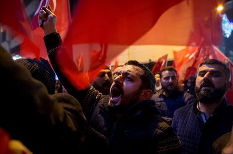 In Rotterdam demonstrierten rund 1000 Türken gegen die Politik der Niederlande