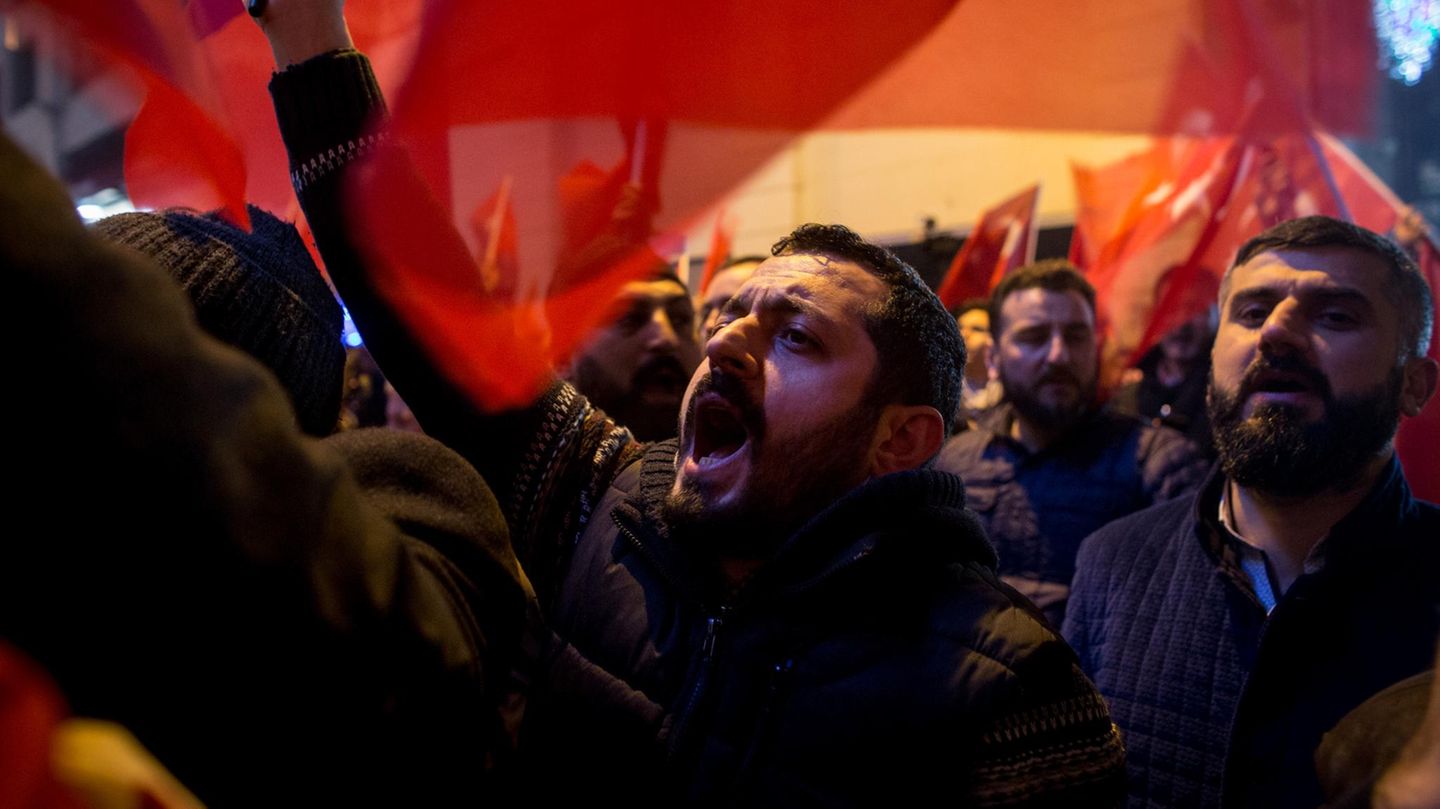 In Rotterdam demonstrierten rund 1000 Türken gegen die Politik der Niederlande