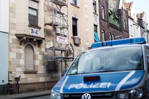 Die Fenster einer ausgebrannten Wohnung in Herne. Marcel H. führte die Ermittler zu dem Feuer.