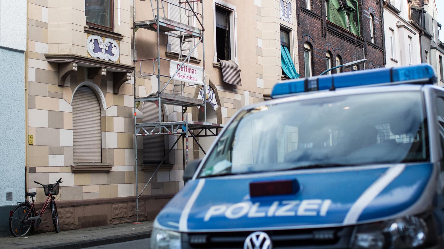 Die Fenster einer ausgebrannten Wohnung in Herne. Marcel H. führte die Ermittler zu dem Feuer.
