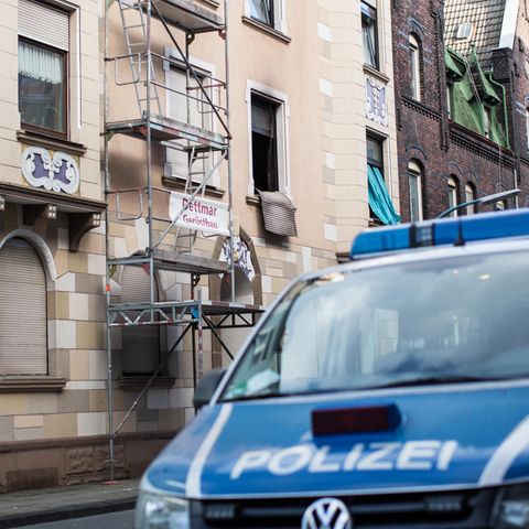 Die Fenster einer ausgebrannten Wohnung in Herne. Marcel H. führte die Ermittler zu dem Feuer.