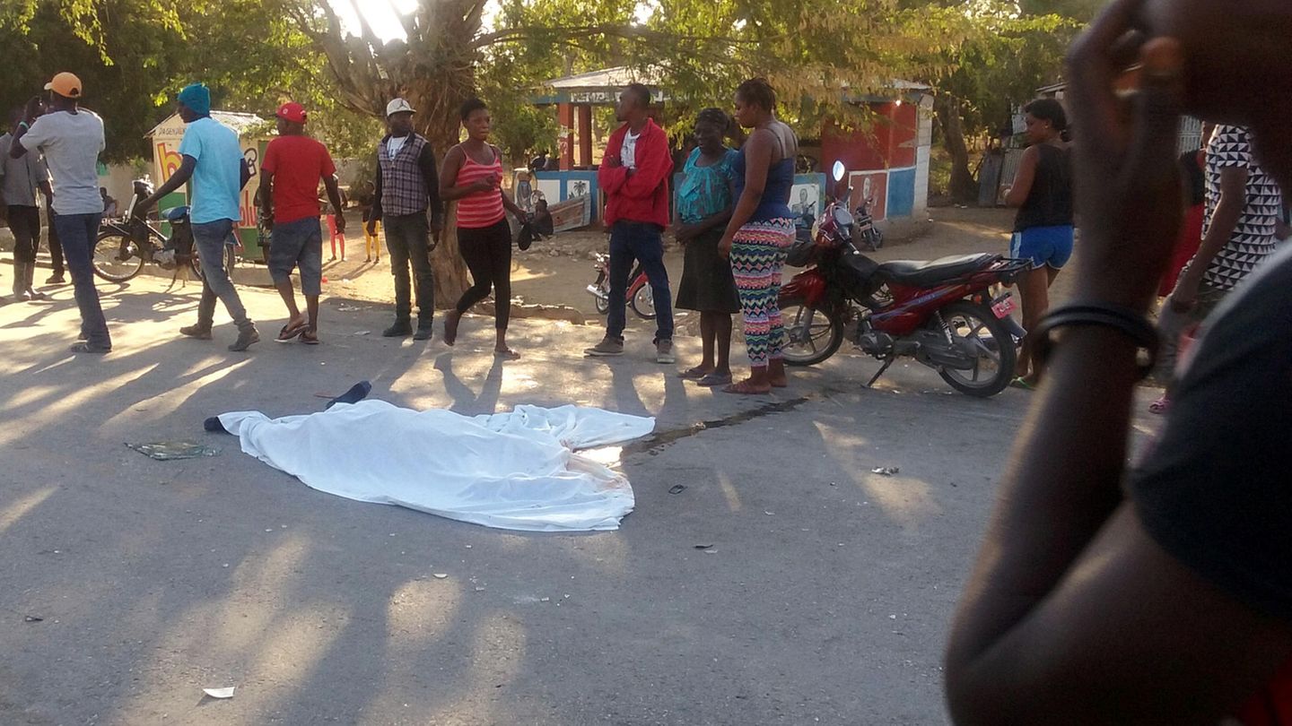 Ein Toter liegt auf der Straße, nachdem ein Bus in Haiti durch eine Menschenmenge gerast ist