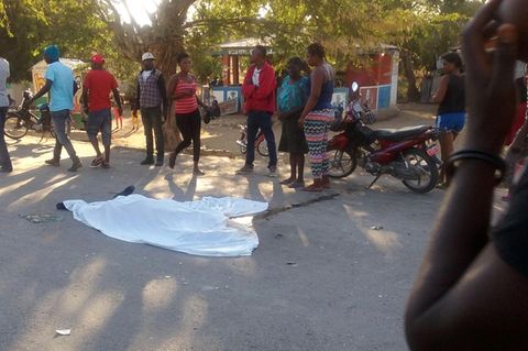 Ein Toter liegt auf der Straße, nachdem ein Bus in Haiti durch eine Menschenmenge gerast ist