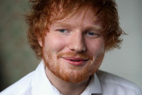 Porträt von Ed Sheeran. Der Musiker erhält eine Gastrolle in der Fantasy-Serie "Game of Thrones"