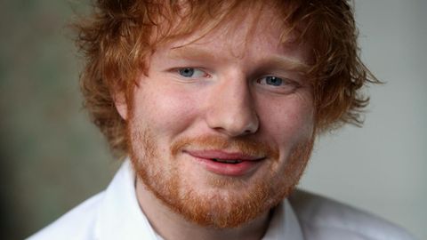 Porträt von Ed Sheeran. Der Musiker erhält eine Gastrolle in der Fantasy-Serie "Game of Thrones"