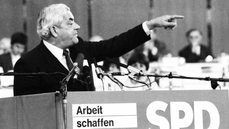 Politiker Horst Ehmke spricht im April 1982 beim SPD-Parteitag