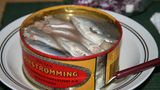Vergorener Hering in Schweden  Surströmming ist vergorener Hering und eine schwedische Spezialität. Der Hering wird in Salzlake eingelagert und fermentiert. Am liebsten essen die Schweden ihn in einem Brot mit Zwiebeln und Kartoffeln.