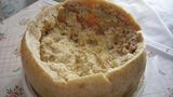 Madenkäse auf Sardinien  Der Casu Marzu ist eine Käse-Spezialität aus Sardinien. Es handelt sich um einen überreifen Schafskäse, der so langer reift, bis Maden ihn befallen. Erst dann ist der Käse perfekt. Er ist schmierig, beißend im Geruch und für Feinschmecker eine Offenbarung (die essen sogar die Maden mit). 