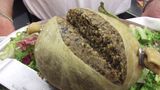 Haggis in Schottland  Haggis ist ein Schafsmagen, der mit Innereien vom Schaf gefüllt ist. In Schottland gibt es Haggis in fast jedem Restaurant oder Pub. Hübsch sieht das schottische Nationalgericht zwar nicht aus, es soll aber schmecken.