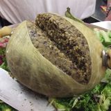 Haggis in Schottland  Haggis ist ein Schafsmagen, der mit Innereien vom Schaf gefüllt ist. In Schottland gibt es Haggis in fast jedem Restaurant oder Pub. Hübsch sieht das schottische Nationalgericht zwar nicht aus, es soll aber schmecken.