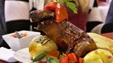 Meerschweinchen in Peru  Wir halten sie am liebsten als Haustiere, in Peru haben sie Meerschweinchen aber zum Fressen gern. Es steht meist auf der Speisekarte vieler traditionsreicher Restaurants, in Lima wird Meerschweinchen aber auch in der Spitzengastronomie serviert. Warum auch nicht? Wir essen schließlich auch Kaninchen. 
