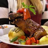Meerschweinchen in Peru  Wir halten sie am liebsten als Haustiere, in Peru haben sie Meerschweinchen aber zum Fressen gern. Es steht meist auf der Speisekarte vieler traditionsreicher Restaurants, in Lima wird Meerschweinchen aber auch in der Spitzengastronomie serviert. Warum auch nicht? Wir essen schließlich auch Kaninchen. 