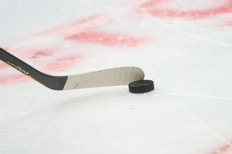Eishockeyschläger mit Puck
