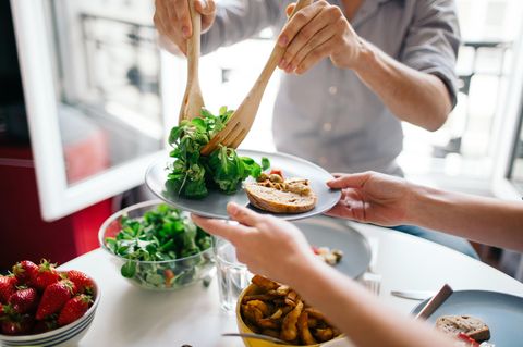 Sie essen nicht genug!  Wer Kilos verlieren möchte, muss essen. Und zwar mindestens 1200 Kilokalorien pro Tag, wer darunter isst, signalisiert dem Körper, dass er hungert. Die Folge? Der Stoffwechsel wird runtergeschraubt, und es werden weniger Kalorien verbrannt. Wenn man später wieder normal isst, sind die Kilos im Nu wieder drauf – der Jo-Jo-Effekt tritt ein.