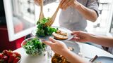 Sie essen nicht genug!  Wer Kilos verlieren möchte, muss essen. Und zwar mindestens 1200 Kilokalorien pro Tag, wer darunter isst, signalisiert dem Körper, dass er hungert. Die Folge? Der Stoffwechsel wird runtergeschraubt, und es werden weniger Kalorien verbrannt. Wenn man später wieder normal isst, sind die Kilos im Nu wieder drauf – der Jo-Jo-Effekt tritt ein.