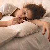 Sie schlafen nicht genug!  Wer müde ist, snackt mehr. Das fanden Wissenschaftler in einer Studie heraus. Außerdem reduziert Schlaf Stress. Stress könnte dazu führen, dass der Körper Fettreserven speichert. 