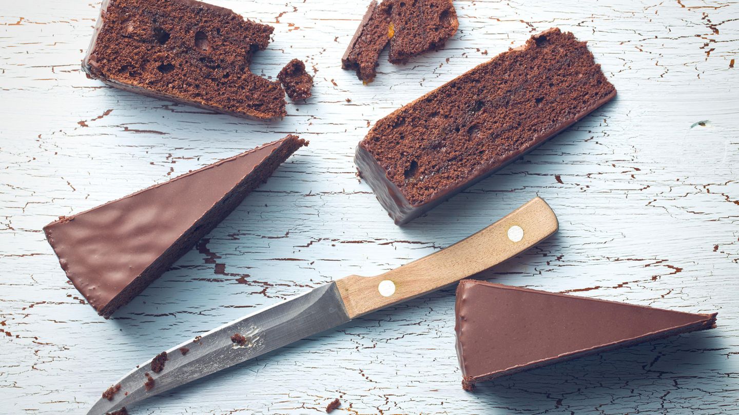 Sie essen das Falsche – nach dem Sport!  Wer denkt, er verbrenne 400 Kilokalorien und könne danach ein Stück Kuchen à 400 Kilokalorien essen, der irrt. Besser wäre es, einen gesunden Snack zu sich zu nehmen – beispielsweise hartgekochte Eier oder einen Protein-Shake.