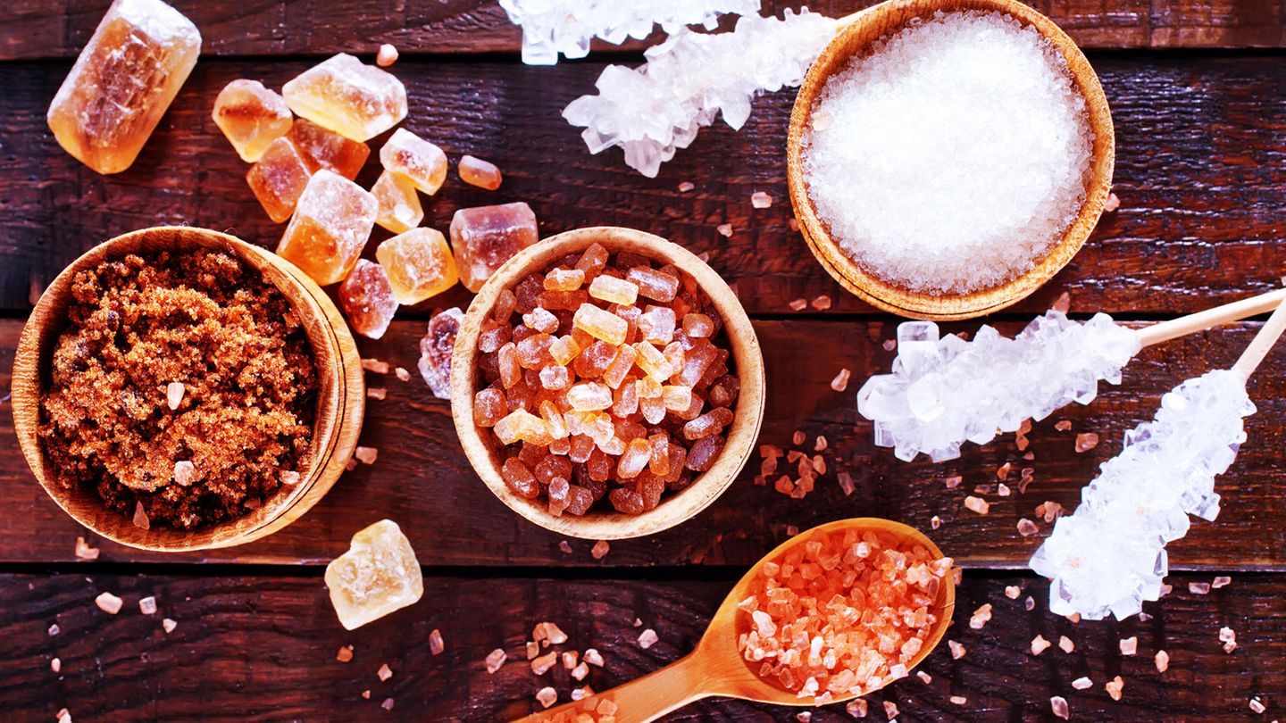 Sie essen zu viel Zucker!  Die Weltgesundheitsorganisation empfiehlt pro Tag, nicht mehr als sechs Teelöffel Zucker zu sich zu nehmen. Das entspricht etwa 25 Gramm. Und ist bereits in einem Schokoriegel enthalten. Deshalb achten Sie darauf, Ihren Zuckerkonsum drastisch zu reduzieren.
