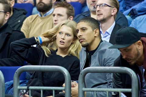 Toni Garrn und Andreas Bourani beim Basketball-Spiel