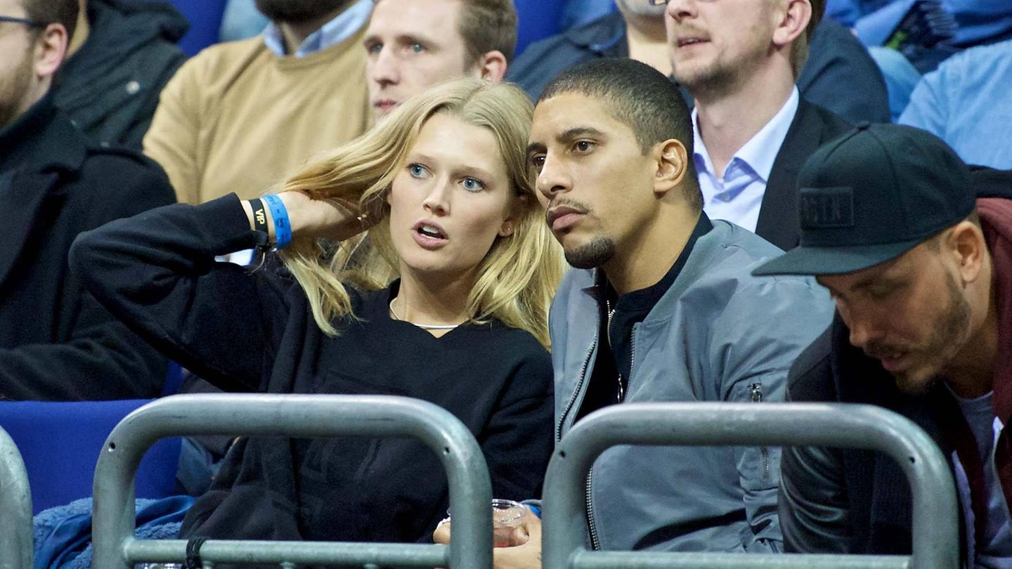 Toni Garrn und Andreas Bourani beim Basketball-Spiel