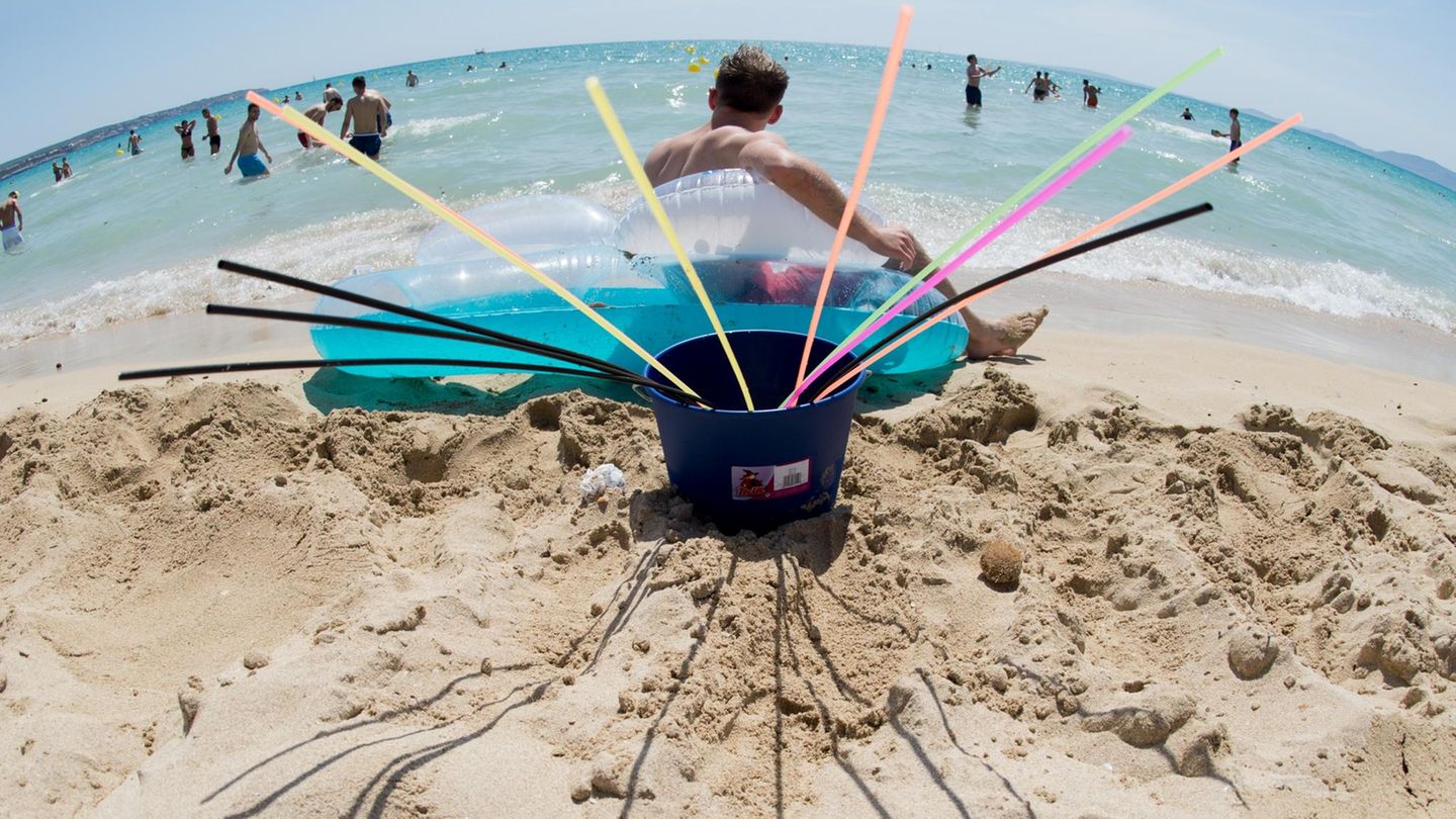 Ein Sangriaeimer steht am Ballermann-Strand.