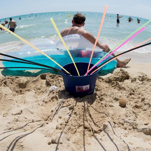 Ein Sangriaeimer steht am Ballermann-Strand.