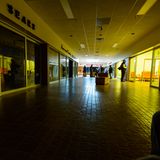 Das Einkaufszentrum der Stadt. Die Menschen, die man hier trifft, sind Besucher. Einkaufen kann man hier nicht mehr.