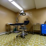 Das Krankenhaus hat mit modernen Kliniken nichts gemeinsam. Alles in Kitsault wirkt wie eine Zeitreise.