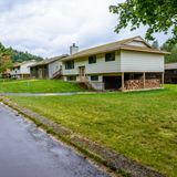 Die Häuser sind verlassen - doch der Rasen wird weiterhin gemäht.