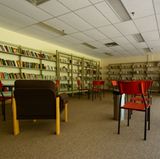 Die Stadtbibliothek ist noch mit Büchern und Lesetischen bestückt. Es fehlt eigentlich nur die Kundschaft.