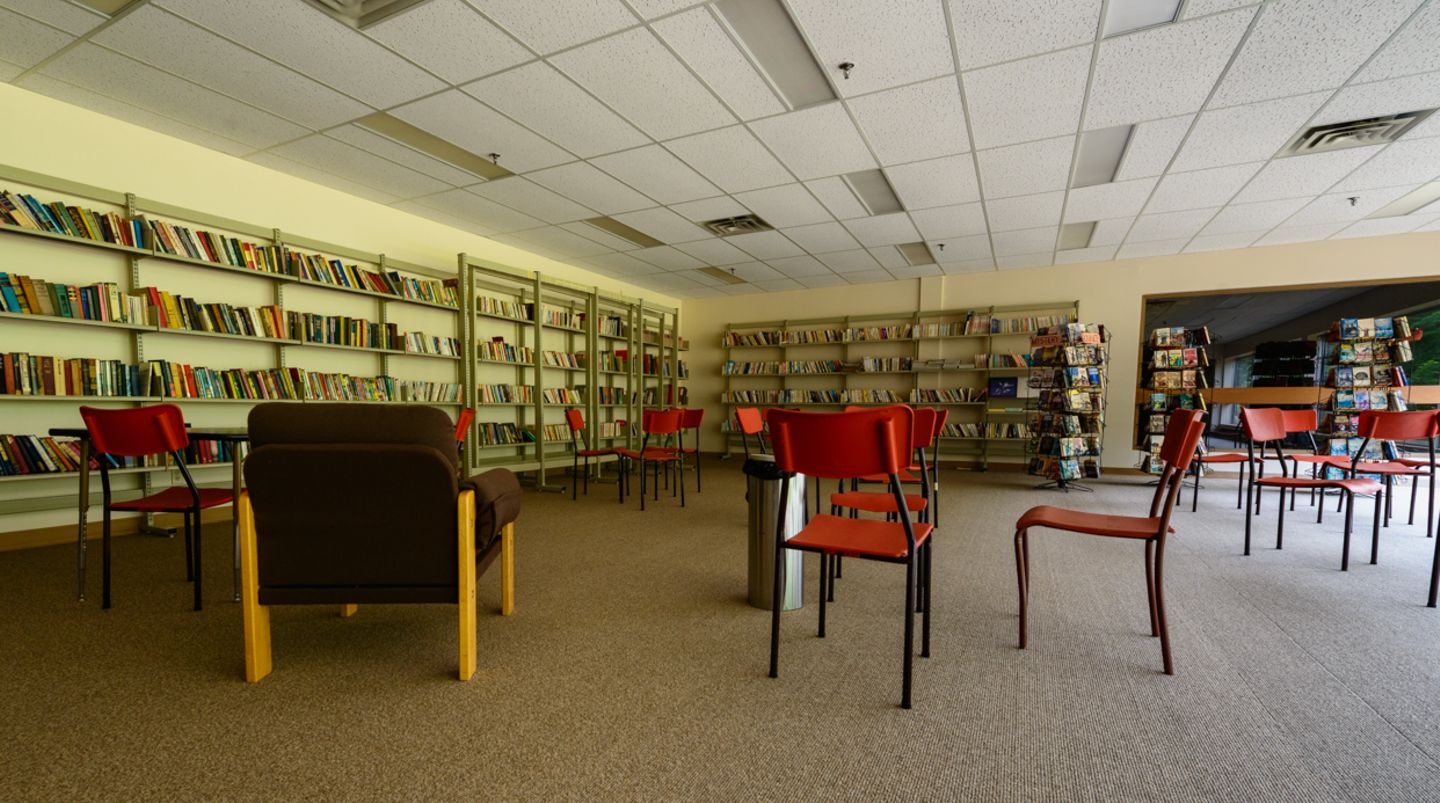 Die Stadtbibliothek ist noch mit Büchern und Lesetischen bestückt. Es fehlt eigentlich nur die Kundschaft.