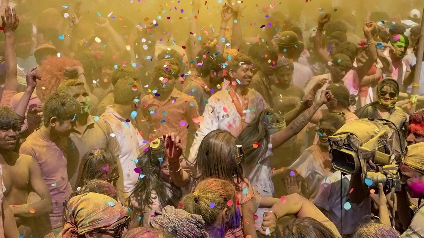 Menschen feiern in Indien im Rahmen der Holi-Feierlichkeiten
