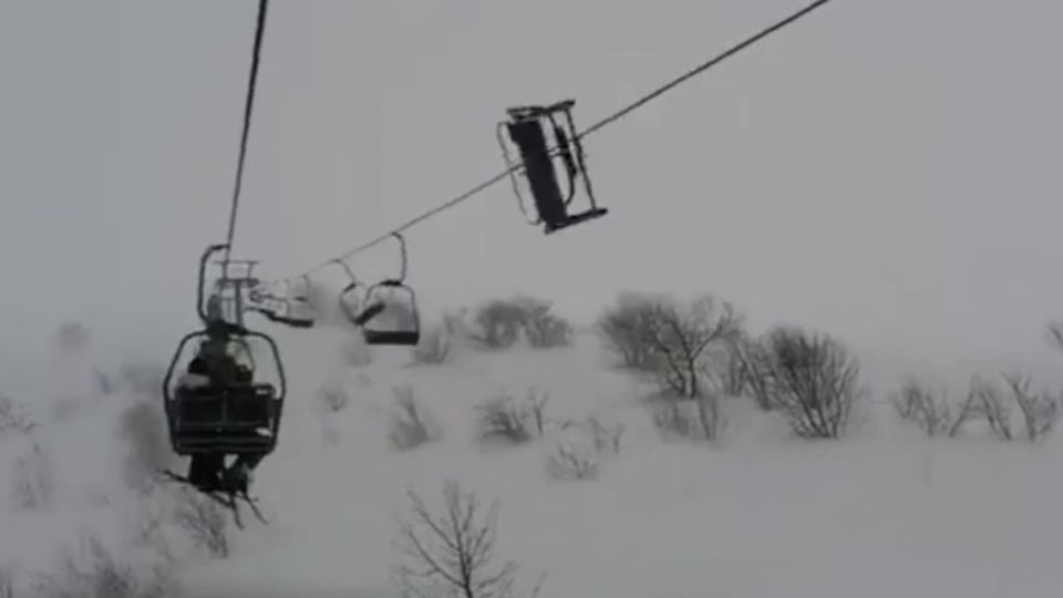 Drama im Skigebiet: Skifahrer bleiben in Sessellift stecken - mitten im Sturm