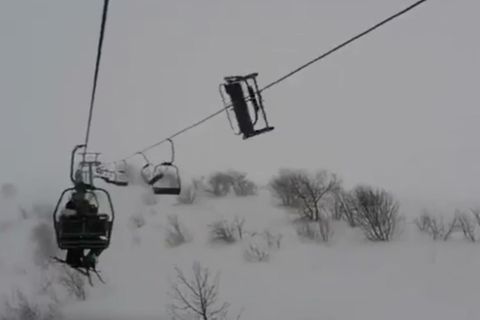 Drama im Skigebiet: Skifahrer bleiben in Sessellift stecken - mitten im Sturm