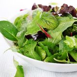 Salatmischungen  Abgepackte Salatmischungen aus dem Supermarkt sind praktisch - aber mit Vorsicht zu genießen. Sie zählen zu den leicht verderblichen Lebensmitteln, die krankmachende Keime wie Listerien, Salmonellen und E. coli-Bakterien enthalten können.    "Intakte Salat- und Kohlblätter bieten einen gewissen natürlichen Schutz gegen Keime", schreibt das Bundesinstitut für Risikobewertung (BfR). "Dieser wird zerstört, wenn sie geschnitten werden. An den Schnittflächen tritt Zellsaft aus, der Keime anzieht." Auch durch die Feuchtigkeit in den Plastiktüten fühlen sich Bakterien wohl und können sich mitunter rasant vermehren. Daher gilt: immer gut kühlen und zügig nach dem Einkauf aufbrauchen.