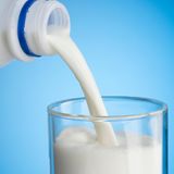 H-Milch (haltbare Milch)  Ist H-Milch erst einmal geöffnet, kann sie rasch schlecht werden. Der Grund: Wird der Verschluss geöffnet, gelangen Luft und damit auch potenzielle Keime in die Verpackung. Diese können sich in der Milch "bestens vermehren", heißt es auf der Seite des Ernährungsdienstes Aid. Besonders kritisch: "H-Milch verdirbt zudem ohne Säuerung, so dass man den Verderb nicht schmeckt."   Nach Angaben des Aid sollte eine geöffnete H-Milch immer gut verschlossen und gekühlt aufbewahrt werden und innerhalb von zwei bis drei Tagen aufgebraucht sein. Eine länger offene H-Milch sei zwar nicht zwangsläufig verdorben, jedoch könne das nicht "hundertprozentig" ausgeschlossen werden. Auch eine geöffnete Frischmilch sollte innerhalb weniger Tage verbraucht werden,