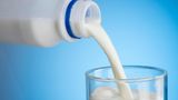 H-Milch (haltbare Milch)  Ist H-Milch erst einmal geöffnet, kann sie rasch schlecht werden. Der Grund: Wird der Verschluss geöffnet, gelangen Luft und damit auch potenzielle Keime in die Verpackung. Diese können sich in der Milch "bestens vermehren", heißt es auf der Seite des Ernährungsdienstes Aid. Besonders kritisch: "H-Milch verdirbt zudem ohne Säuerung, so dass man den Verderb nicht schmeckt."   Nach Angaben des Aid sollte eine geöffnete H-Milch immer gut verschlossen und gekühlt aufbewahrt werden und innerhalb von zwei bis drei Tagen aufgebraucht sein. Eine länger offene H-Milch sei zwar nicht zwangsläufig verdorben, jedoch könne das nicht "hundertprozentig" ausgeschlossen werden. Auch eine geöffnete Frischmilch sollte innerhalb weniger Tage verbraucht werden,