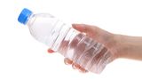 Mineralwasser  Eine geschlossene Flasche mit Mineralwasser ist bei kühler und dunkler Lagerung fast unbegrenzt haltbar. Wird der Verschluss jedoch geöffnet, gelangen Keime in das Wasser und können sich vermehren. Enthält das Wasser Kohlensäure, ist das Keimwachstum gehemmt. Völlig kohlensäurefreies Wasser sollte jedoch immer im Kühlschrank aufbewahrt werden, rät die Verbraucherzentrale Berlin. Rasch verbrauchen!