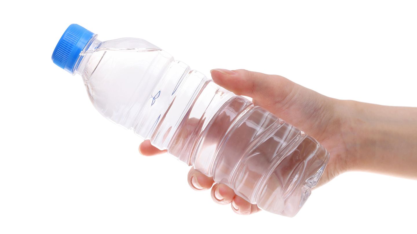 Mineralwasser  Eine geschlossene Flasche mit Mineralwasser ist bei kühler und dunkler Lagerung fast unbegrenzt haltbar. Wird der Verschluss jedoch geöffnet, gelangen Keime in das Wasser und können sich vermehren. Enthält das Wasser Kohlensäure, ist das Keimwachstum gehemmt. Völlig kohlensäurefreies Wasser sollte jedoch immer im Kühlschrank aufbewahrt werden, rät die Verbraucherzentrale Berlin. Rasch verbrauchen!